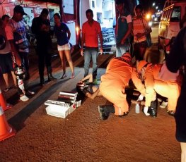 GRAVE - Motociclista bate violentamente em carro parado 